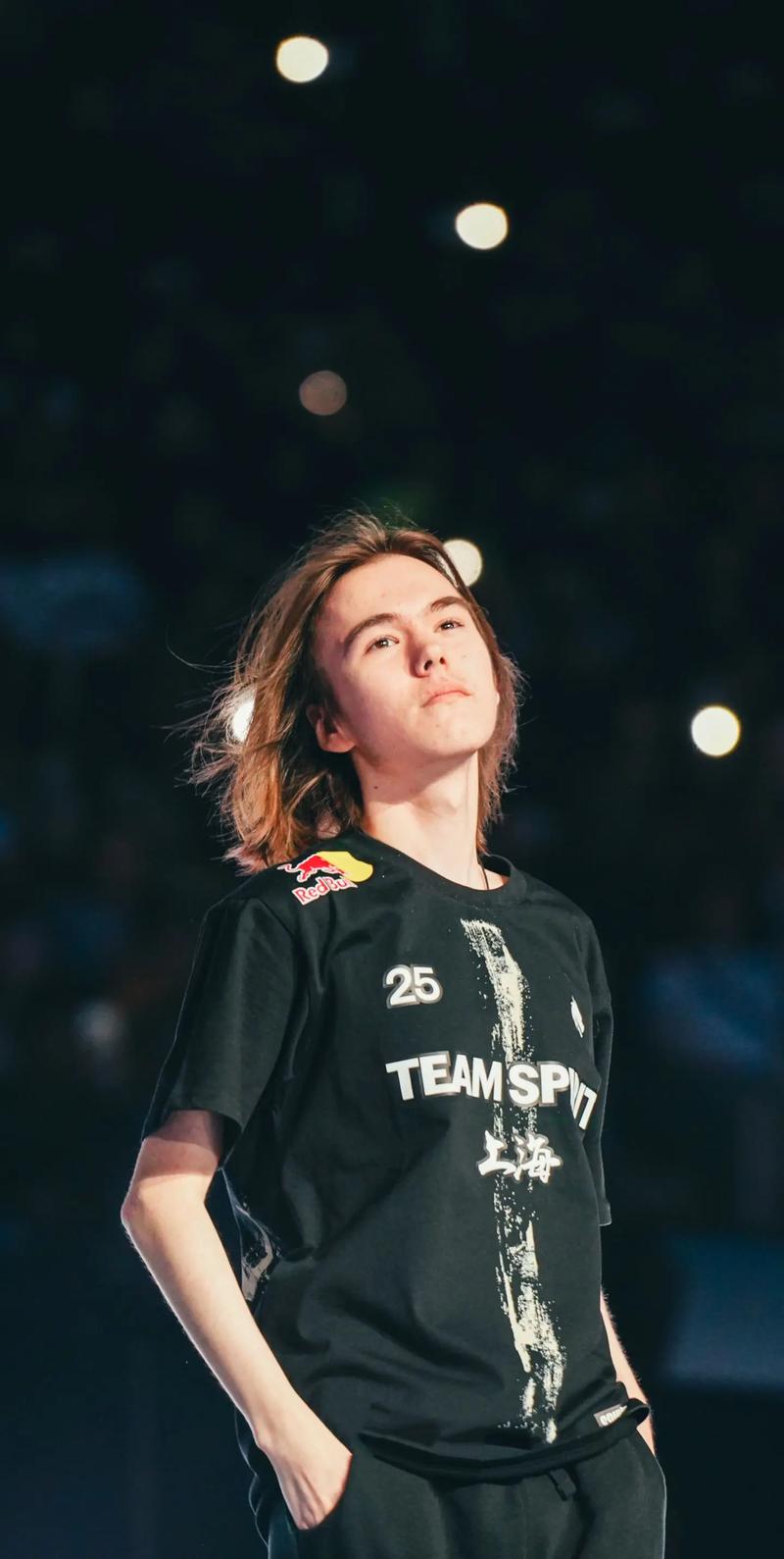 Royal Never Give Up 击败了 Oh My God ， Bilibili Gaming 以 2：1 战胜了 Weibo Gaming ，在 LPL 第二分区 2025