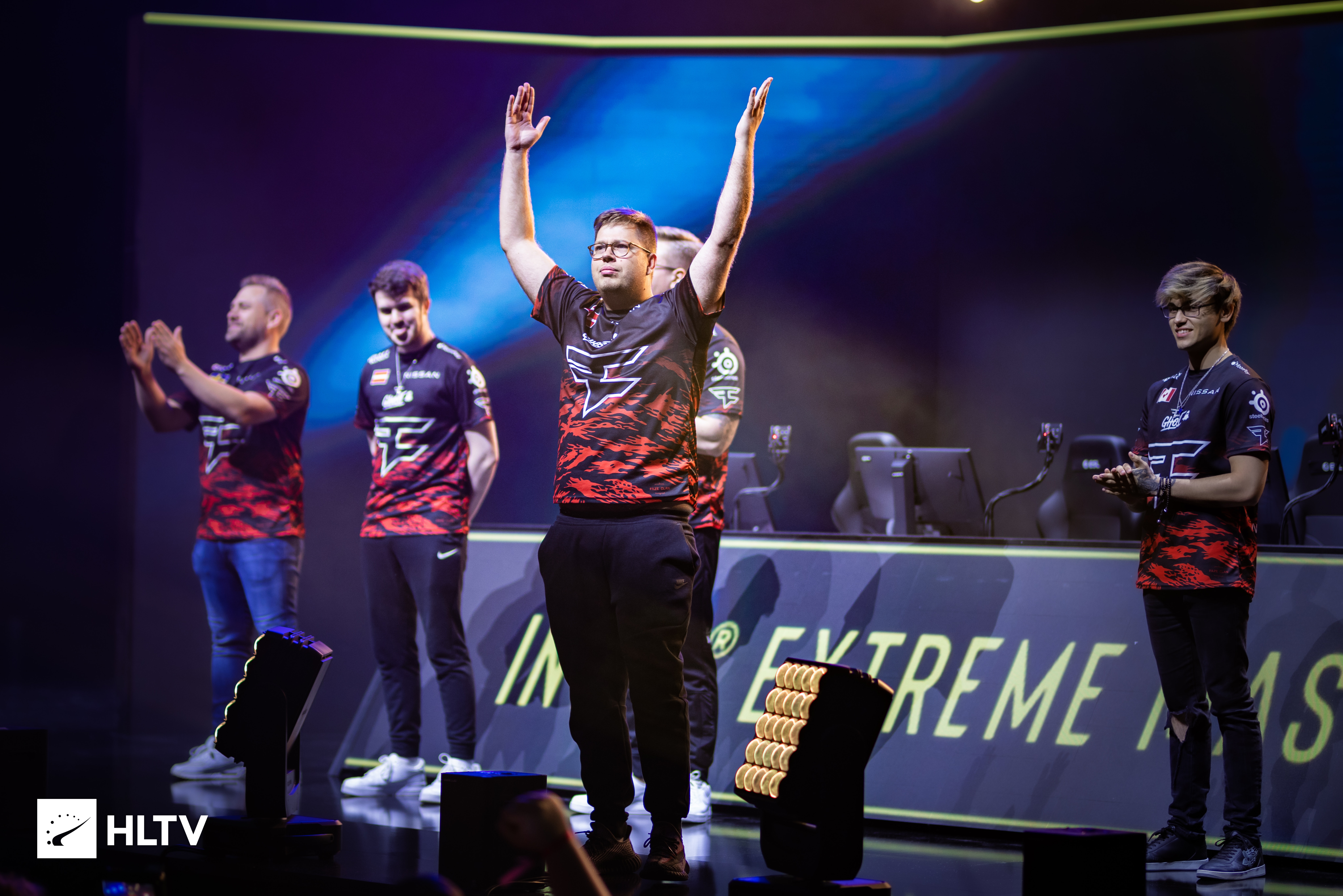 BLG公布2025赛季定妆照：Bin哥比，白／粉队服均出镜